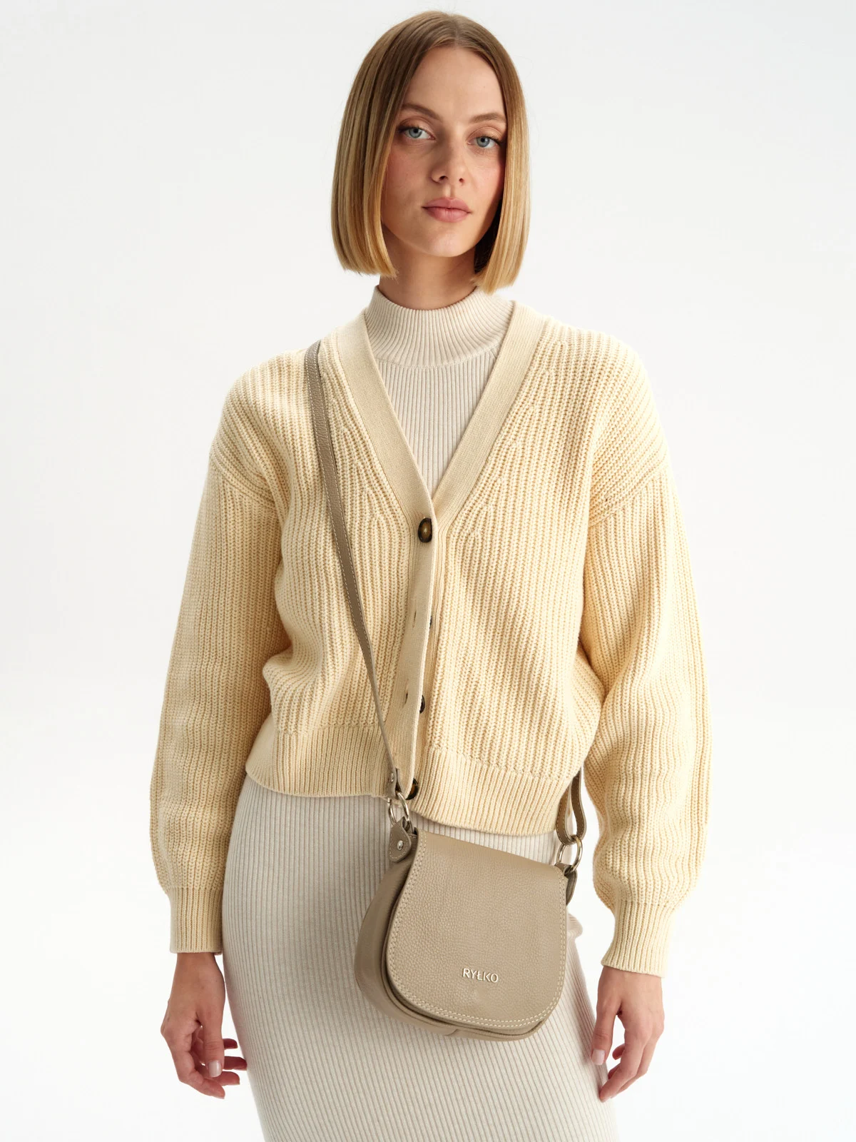 Mała, ciemnobeżowa torebka listonoszka