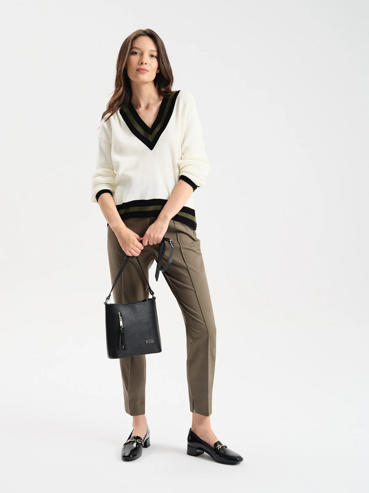 Mała, czarna torebka listonoszka z dekoracyjnymi zamkami