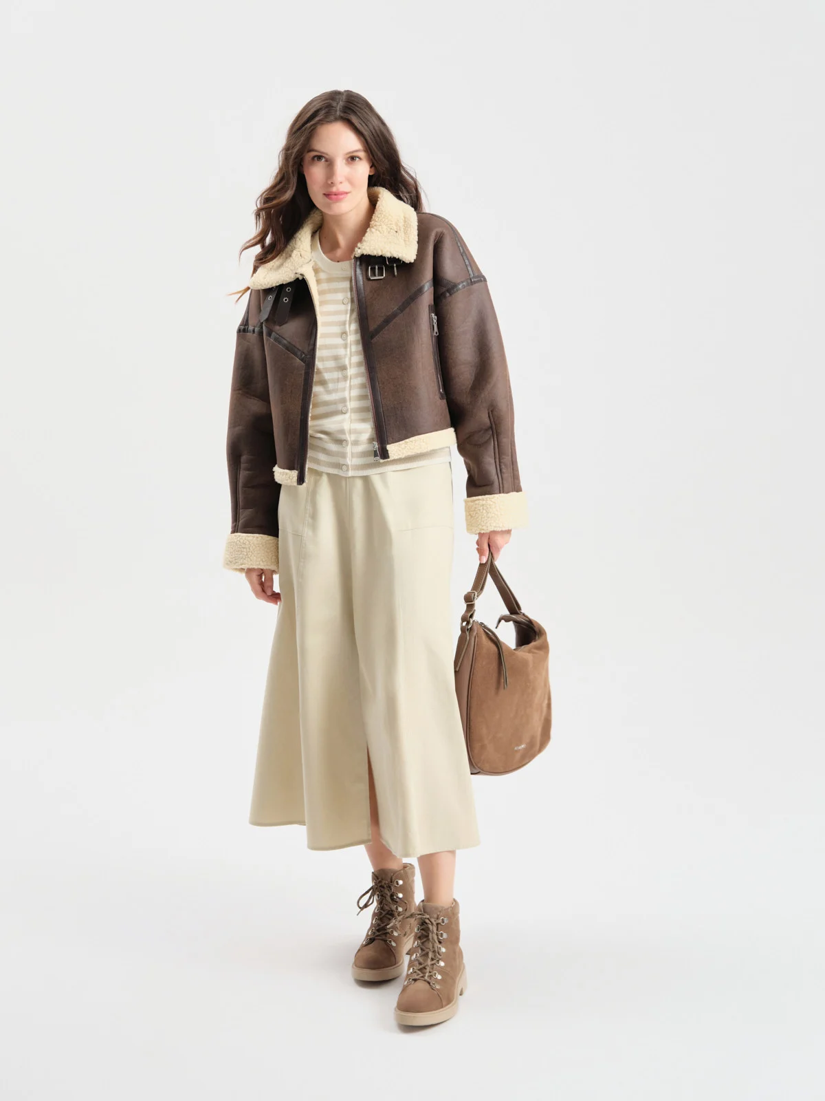 Welurowe trzewiki z dekoracyjnymi hakami oraz sznurówką