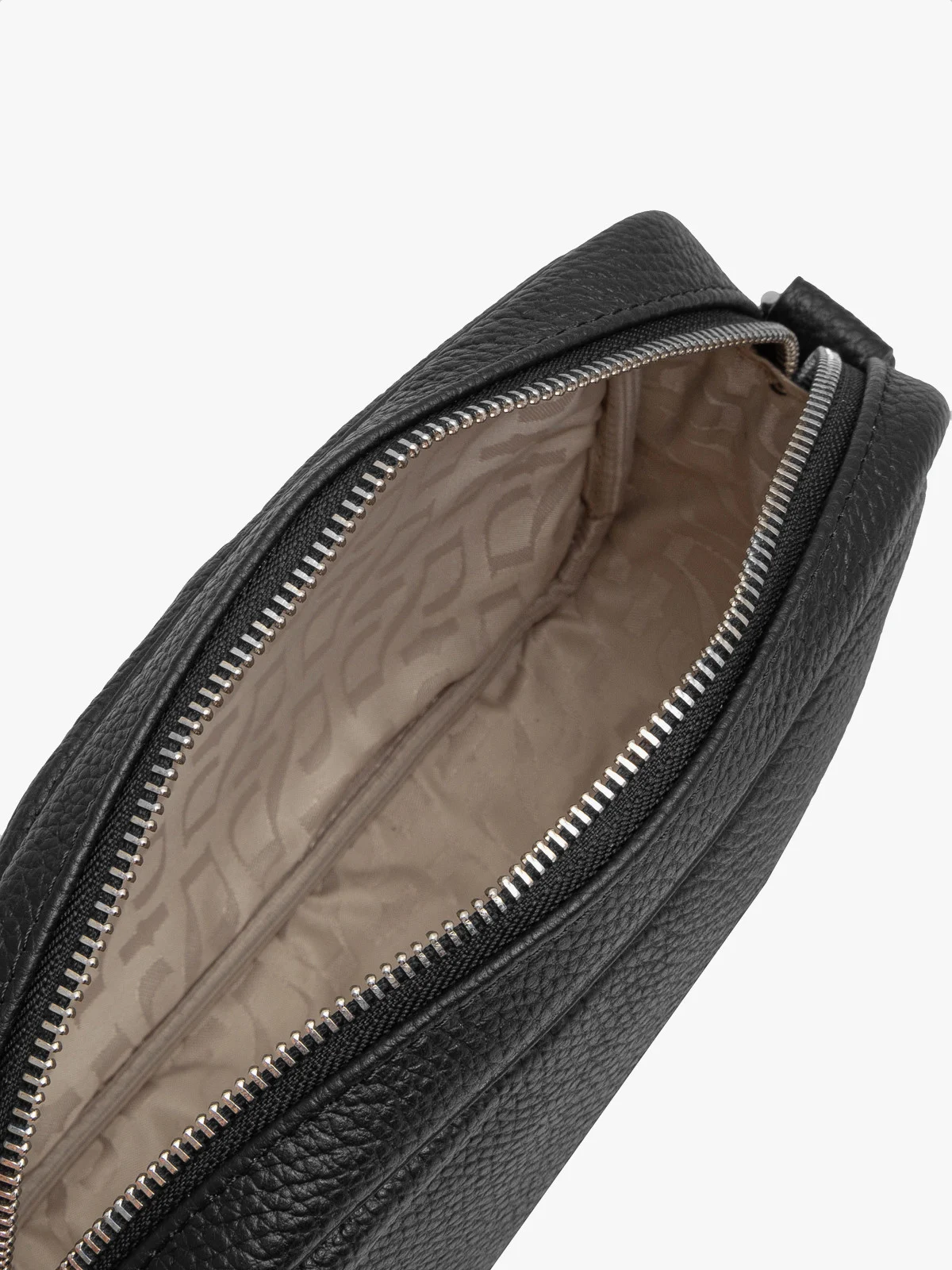 Mała, czarna torebka z frędzlem