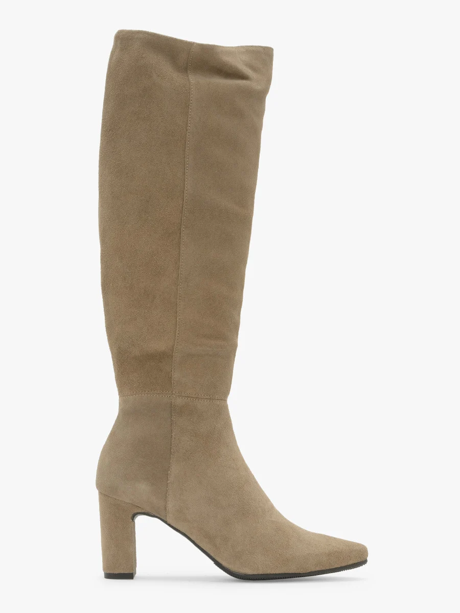 Piaskowe kozaki na obcasie