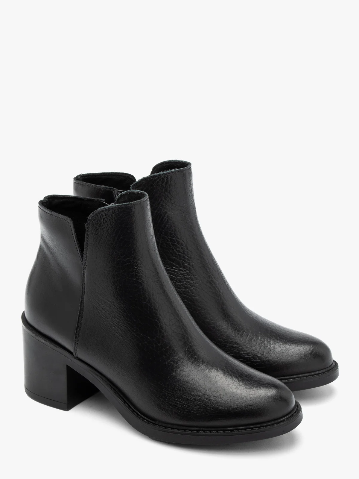 Czarne botki z ozdobnym łączeniem skór