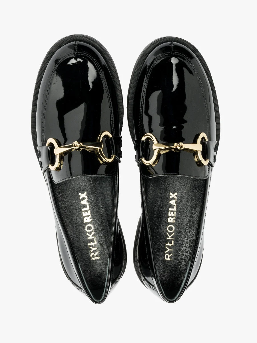 Czarne mokasyny ze złotą ozdobą