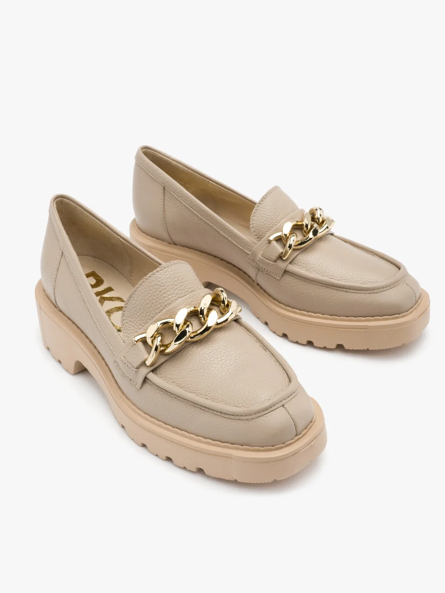 Beżowe mokasyny z łańcuchem