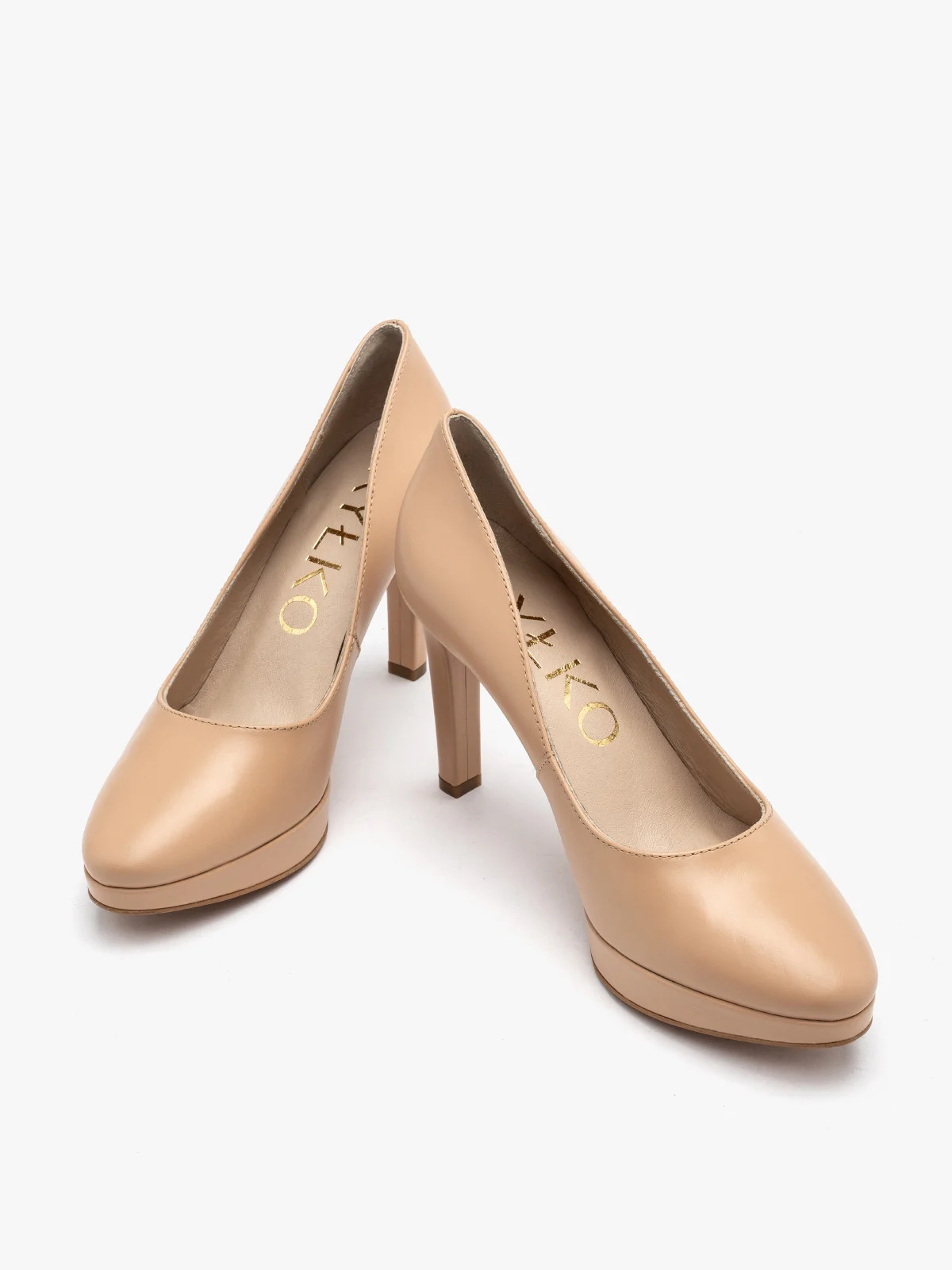 Beżowe czółenko na  wysokim obcasie oraz balu