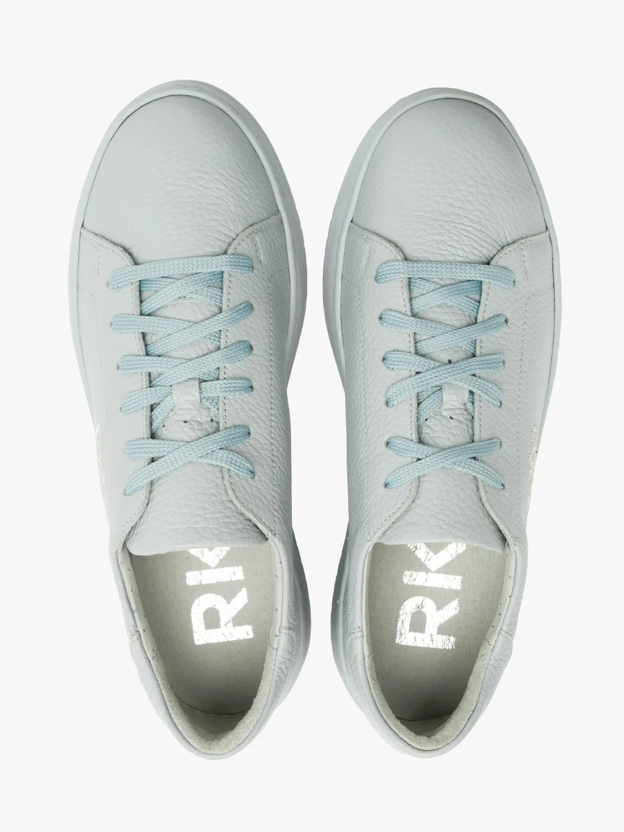 Błękitne sportowe półbuty ze srebrnym logo