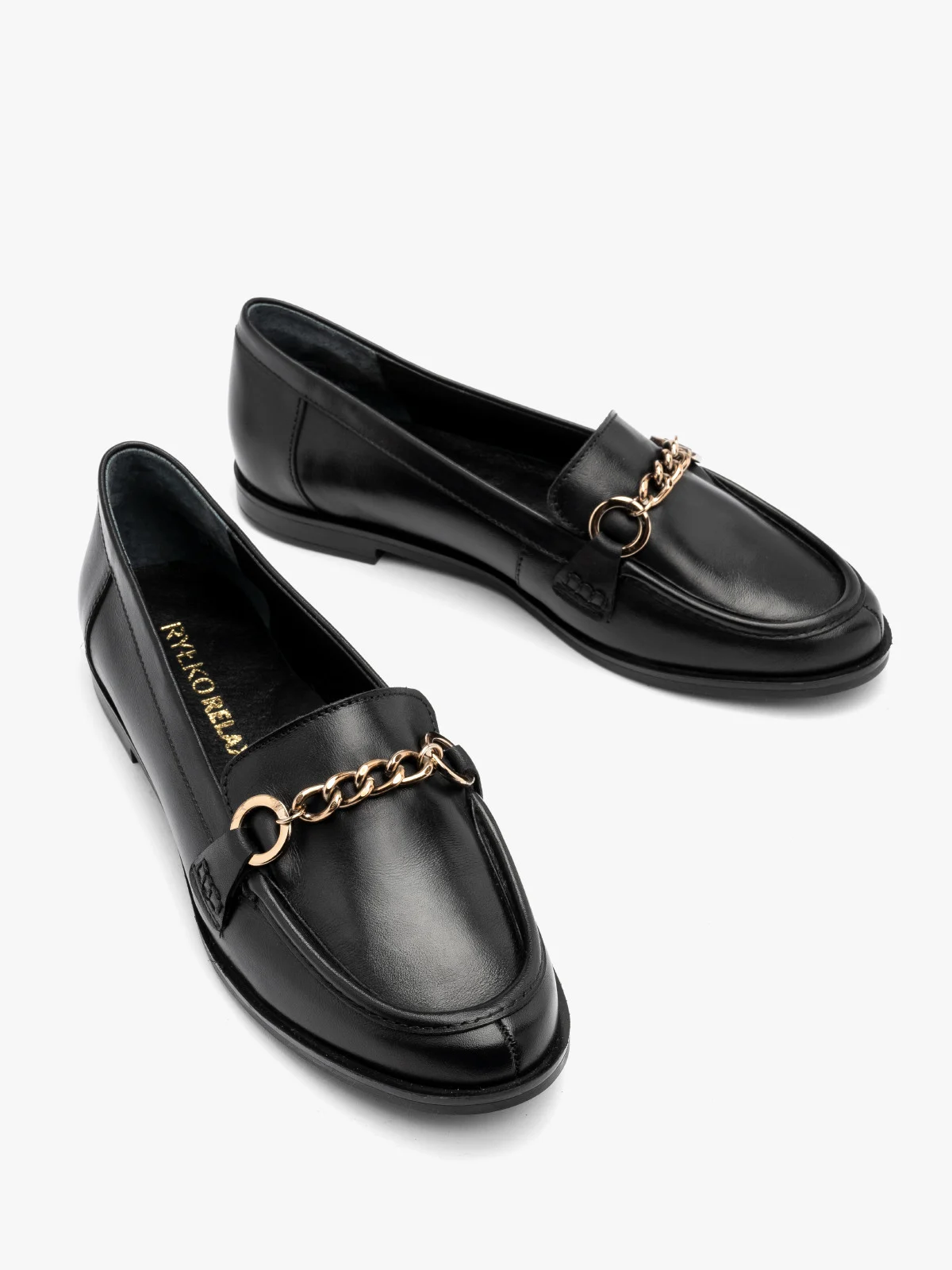 Czarne mokasyny na płaskiej podeszwie ze złotą ozdobą