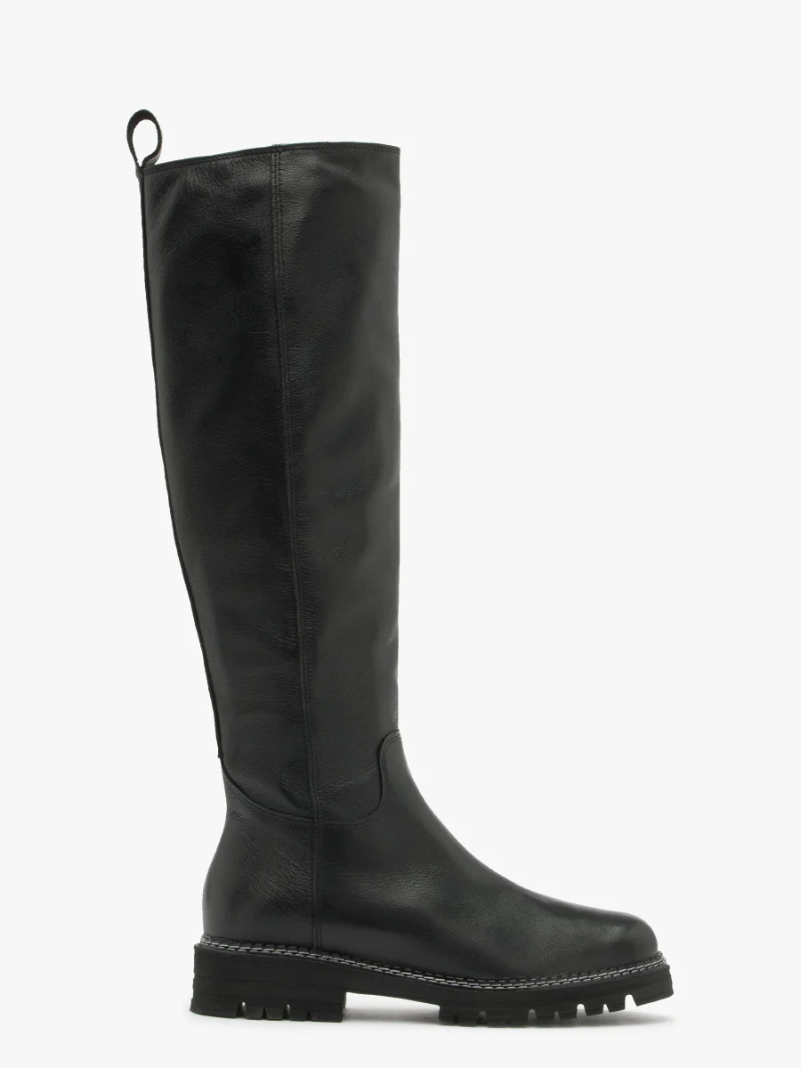 Czarne kozaki z jasnymi przeszyciami