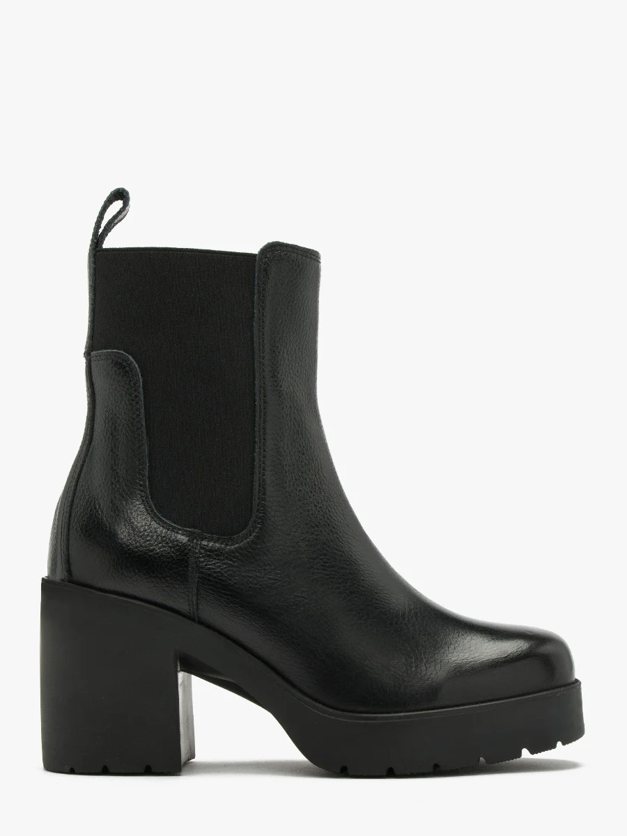 Czarne sztyblety na masywnym obcasie