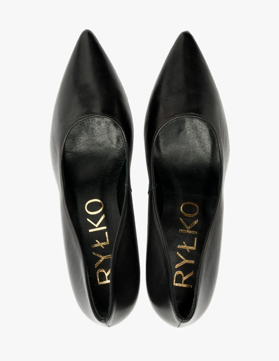 Czółenka w kolorze czarnym na szpilce