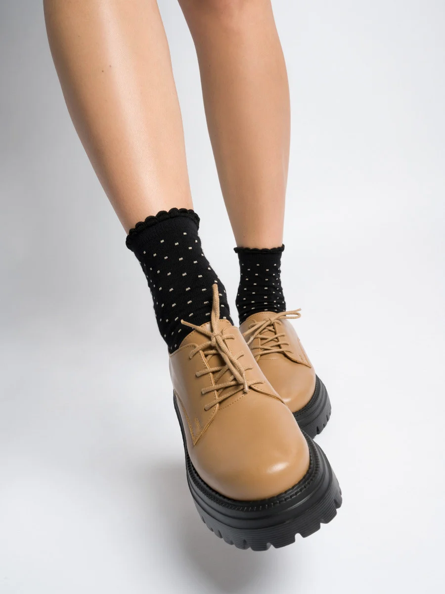 Czarne skarpety w beżowe kropki z falbanką