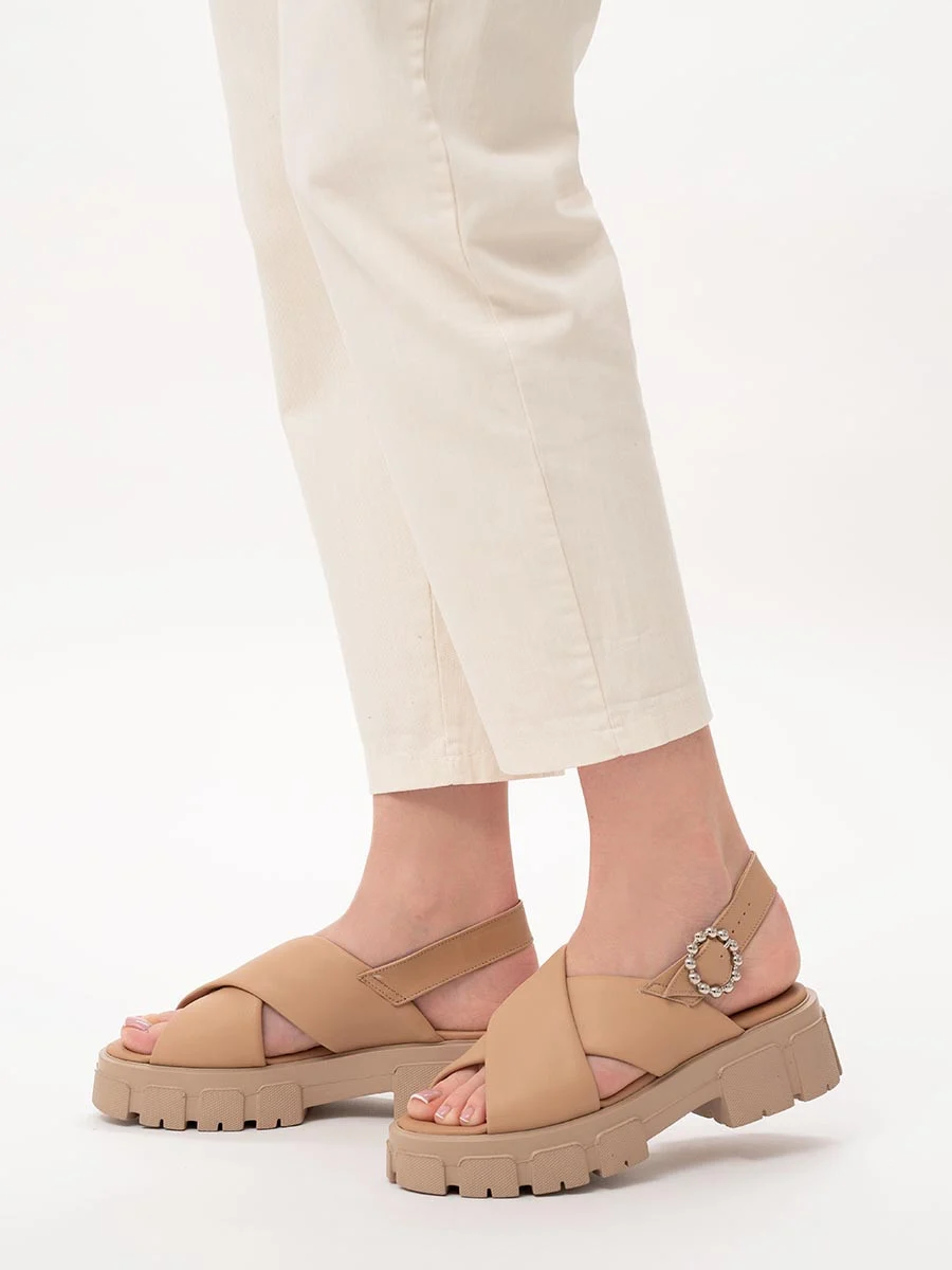 Beżowe sandały z ozdobną klamrą