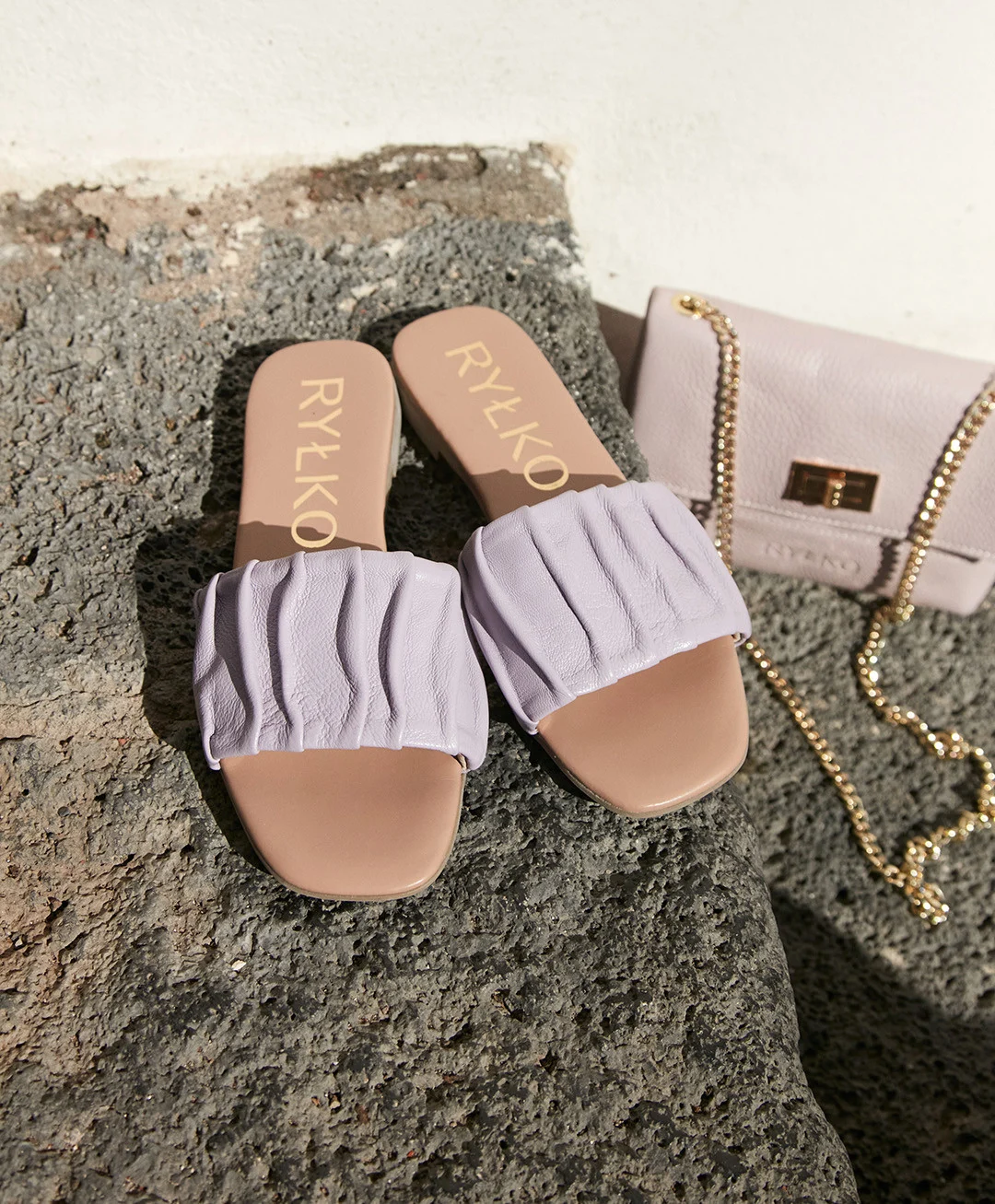 Liliowe klapki z marszczoną cholewką