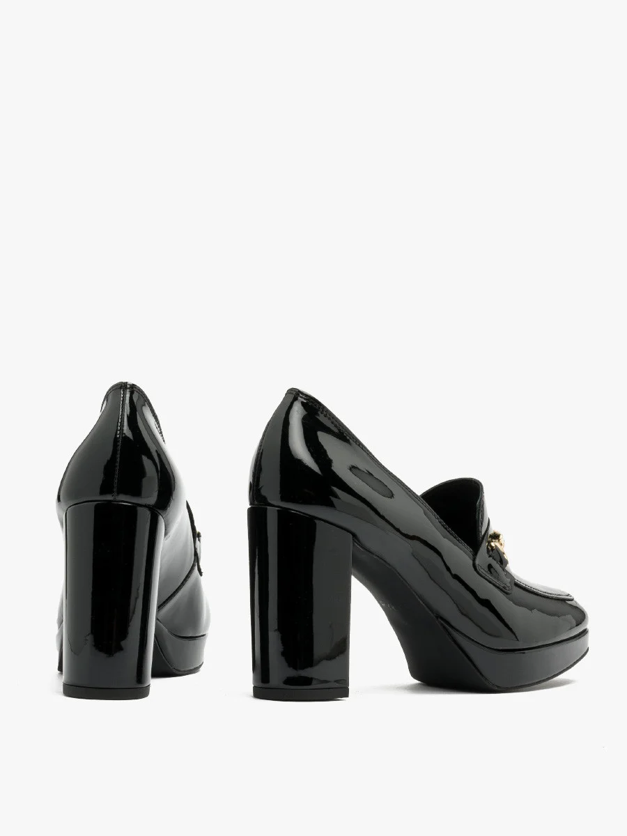 Czarne lakierowane mokasyny na obcasie