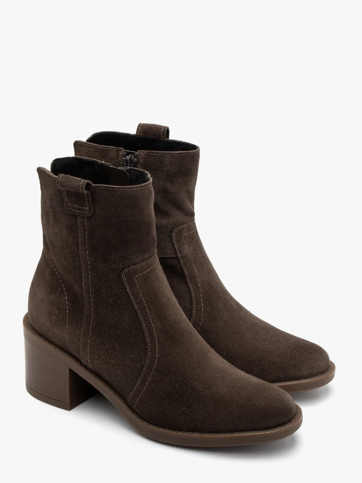 Brązowe botki ze skóry welurowej z ozdobnymi przeszyciami na cholewce