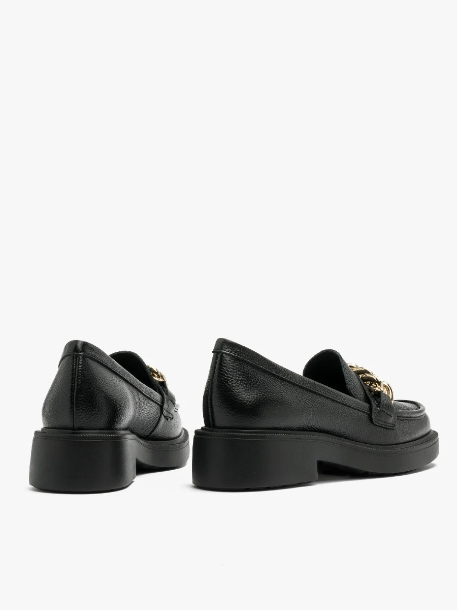 Czarne mokasyny ze złotym łańcuchem