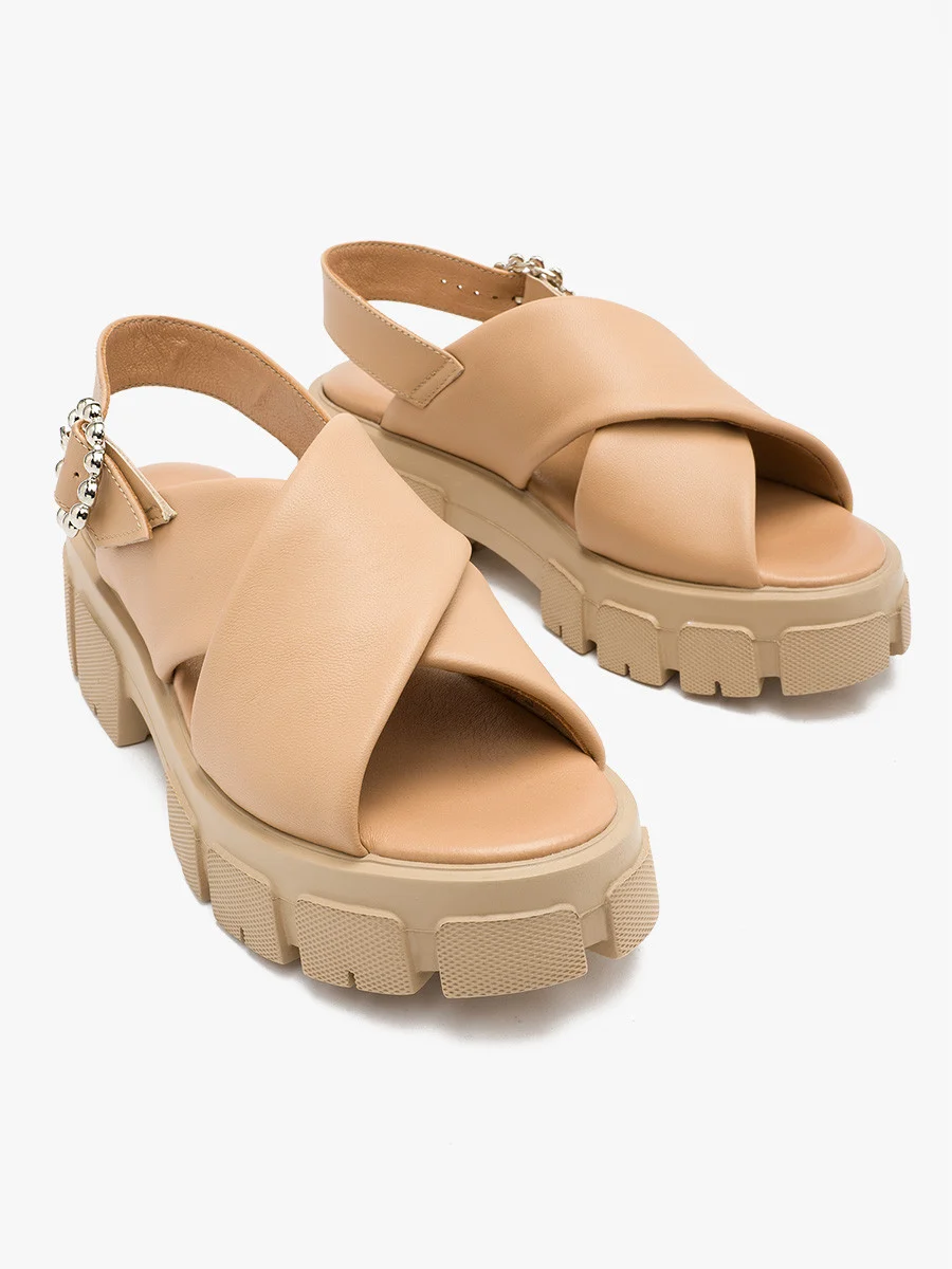 Beżowe sandały z ozdobną klamrą