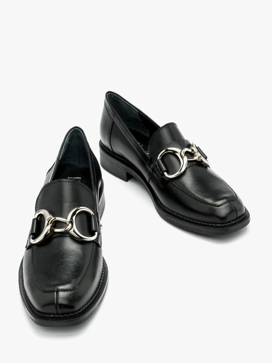 CZARNE MOKASYNY NA PŁASKIEJ PODESZWIE