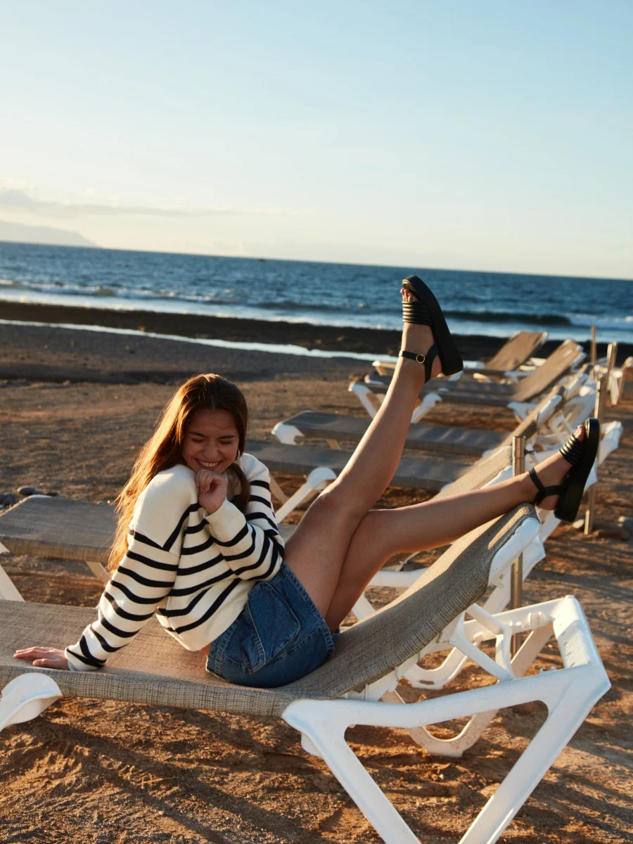 Czarne sandały ze złotą sprzączką