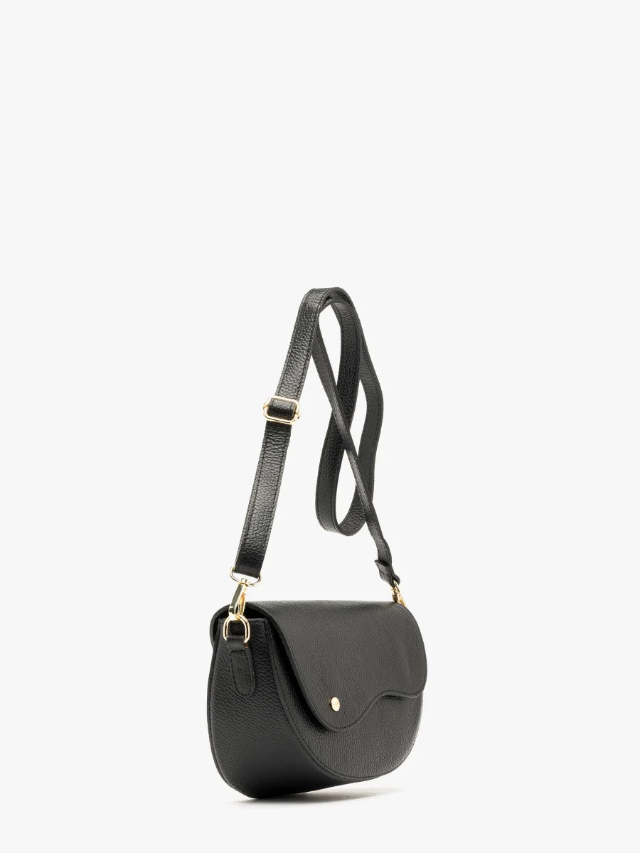 Czarna torebka z ozdobnym zapięciem