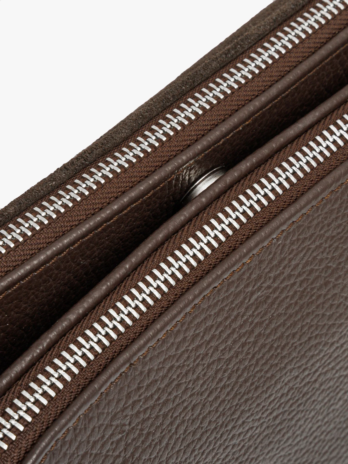 Mała, brązowa torebka z łańcuszkowym paskiem na ramię