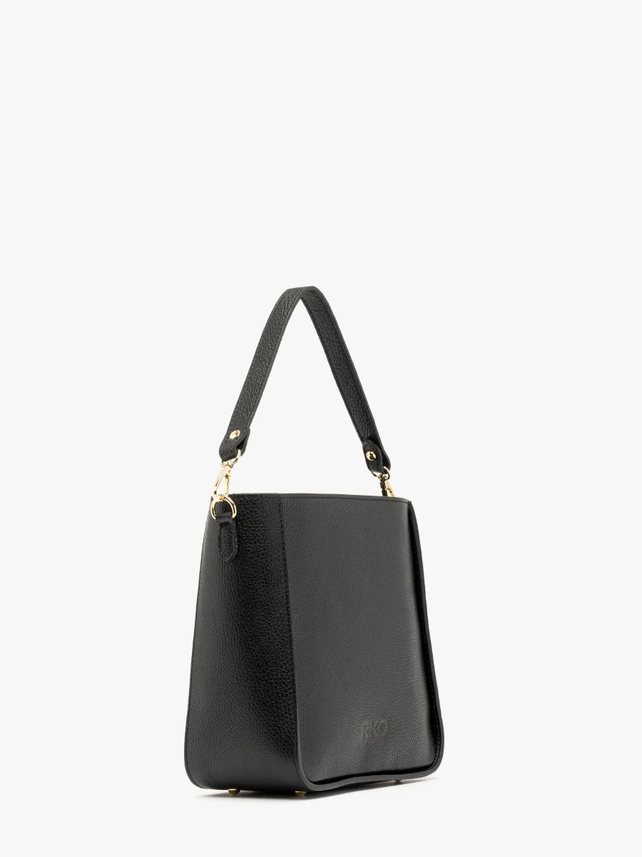 Czarna torebka średniej wielkości