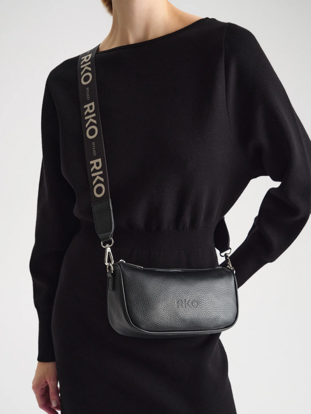 Czarna torebka typu crossbody z szerokim paskiem z taśmy