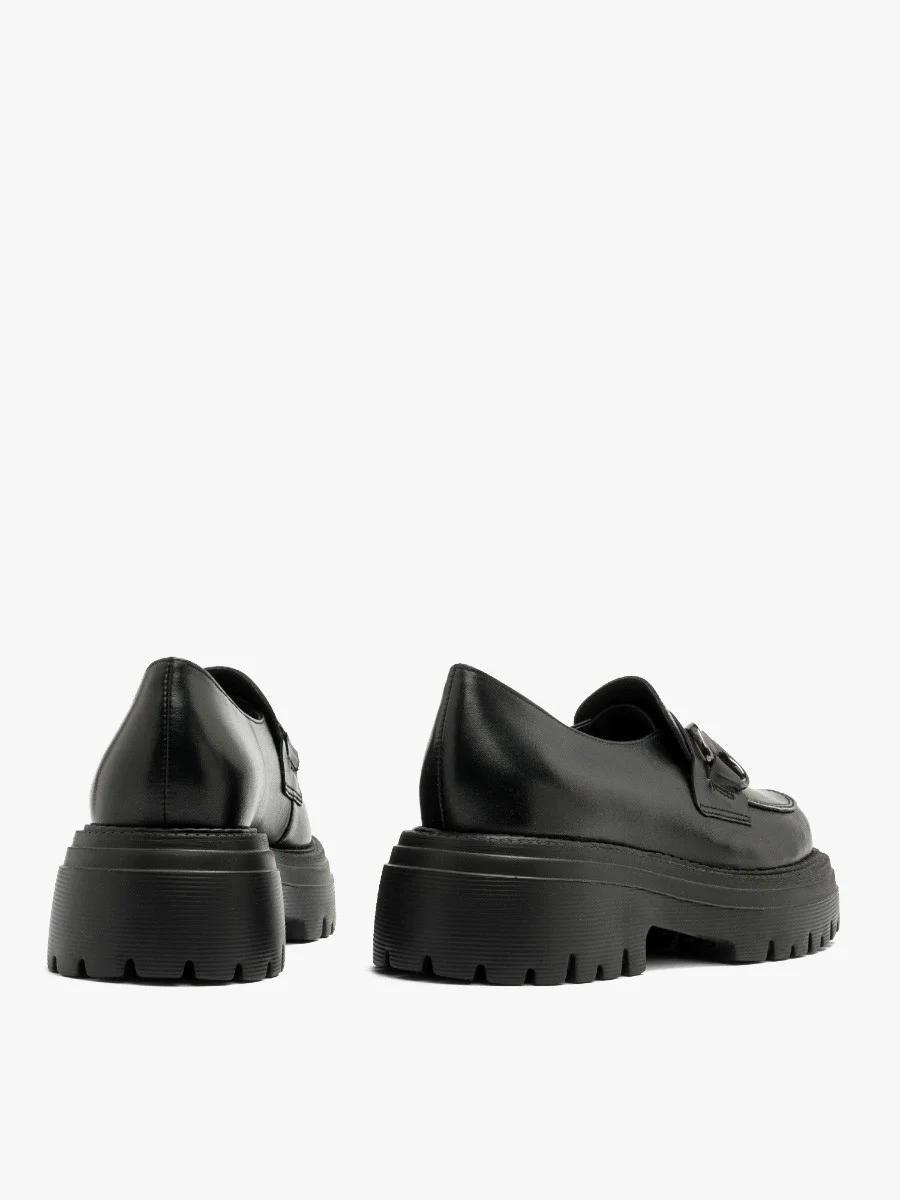 Czarne mokasyny z ozdobą na cholewce