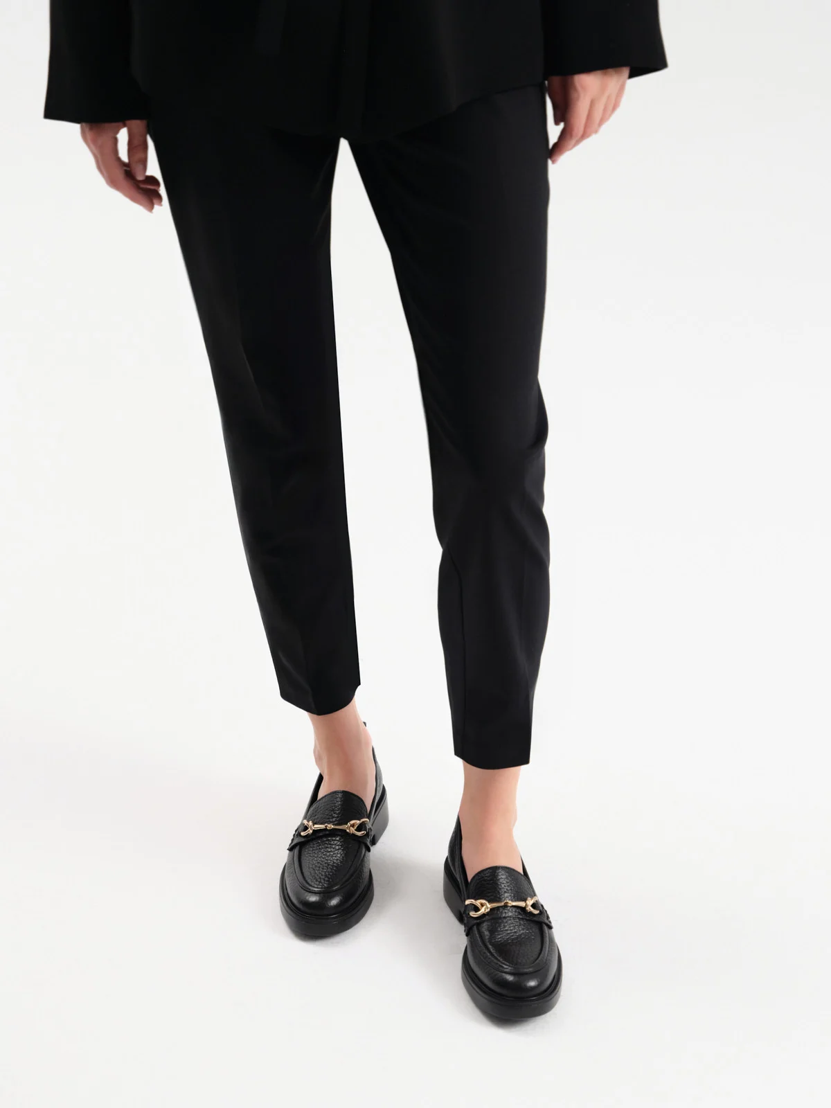 Czarne mokasyny z dekoracyjną, złotą ozdobą