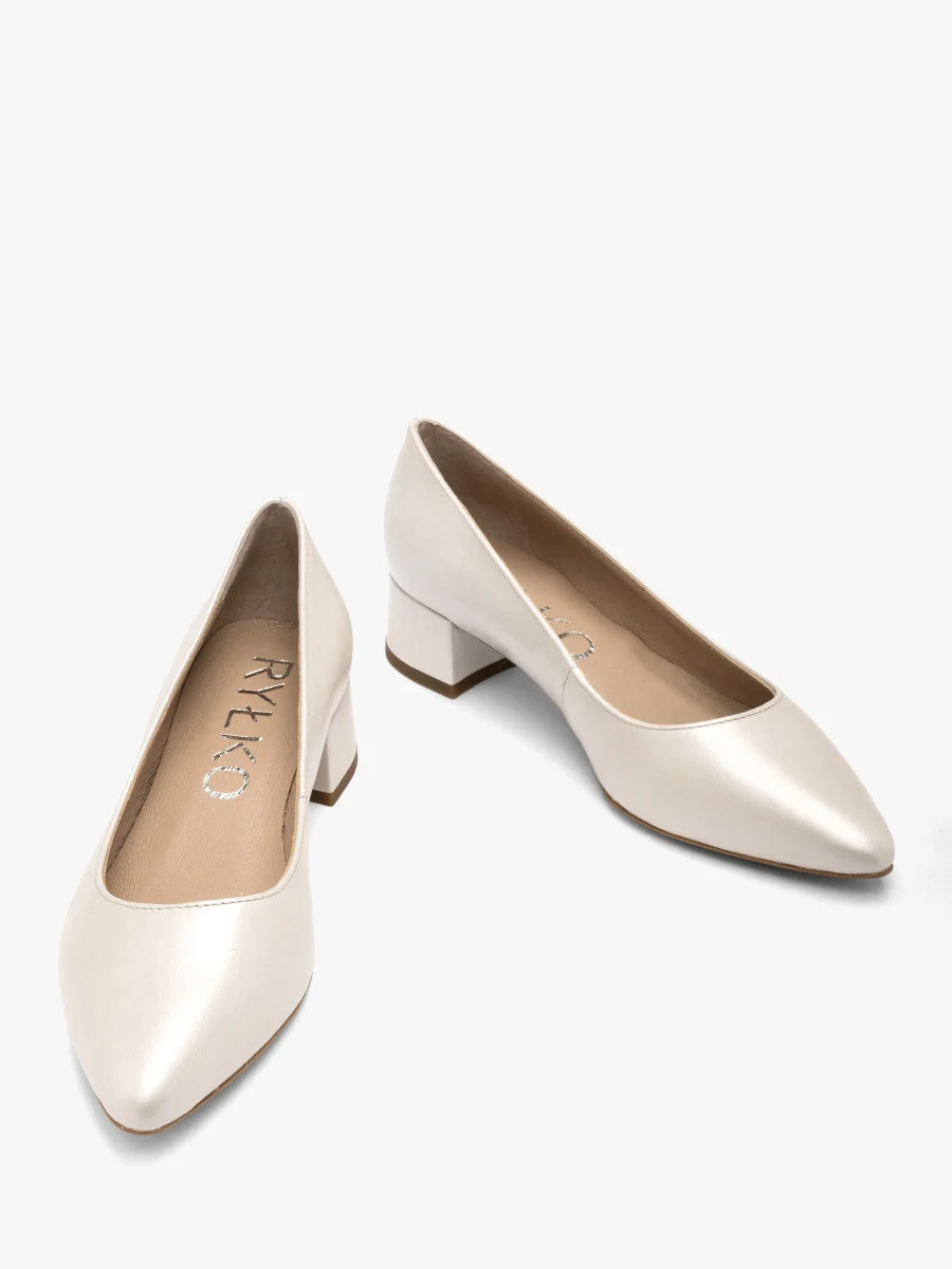 Perłowe czółenka na niskim obcasie