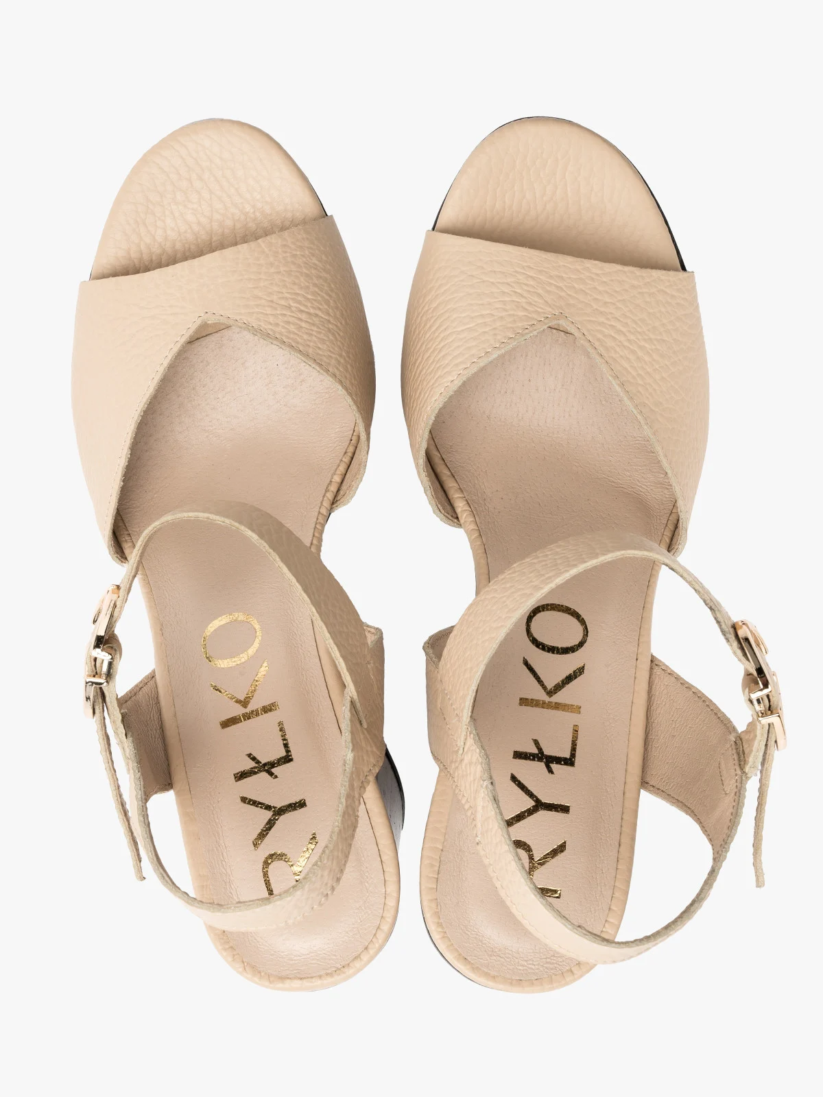 Beżowe sandały na drewnianym słupku