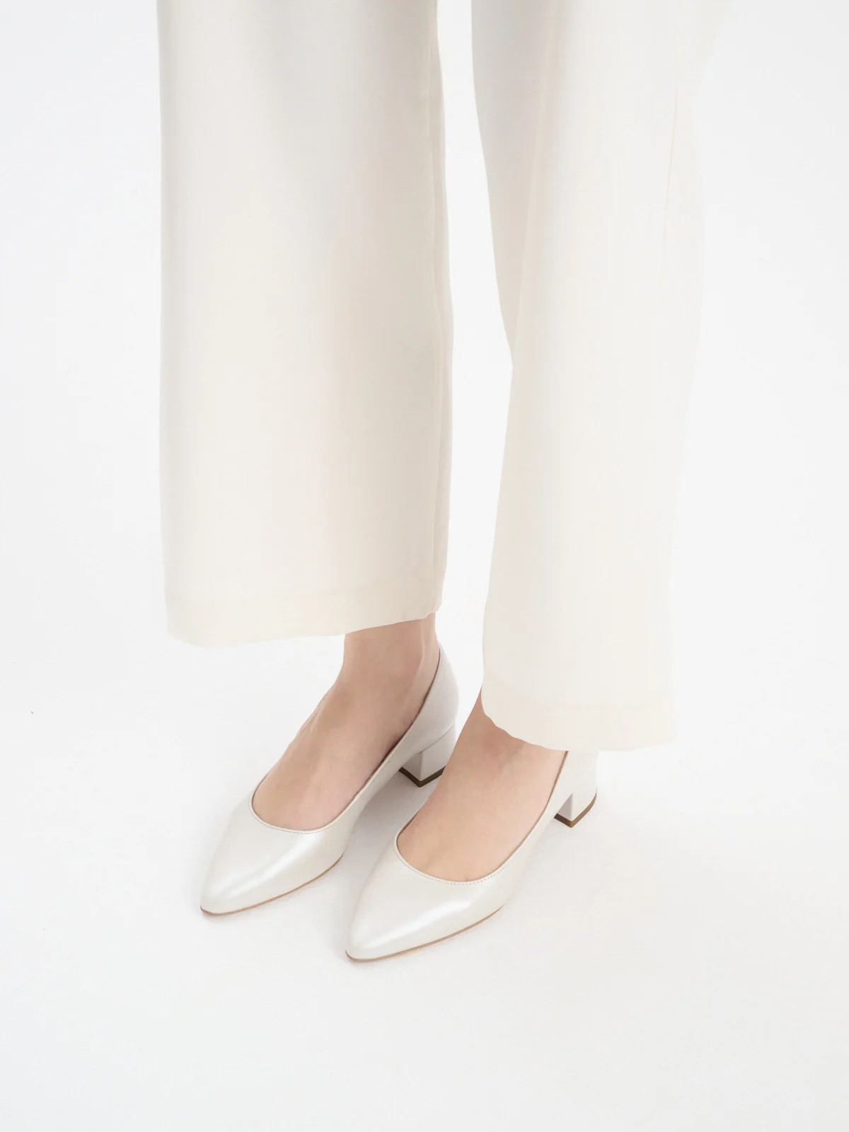 Perłowe czółenka na niskim obcasie