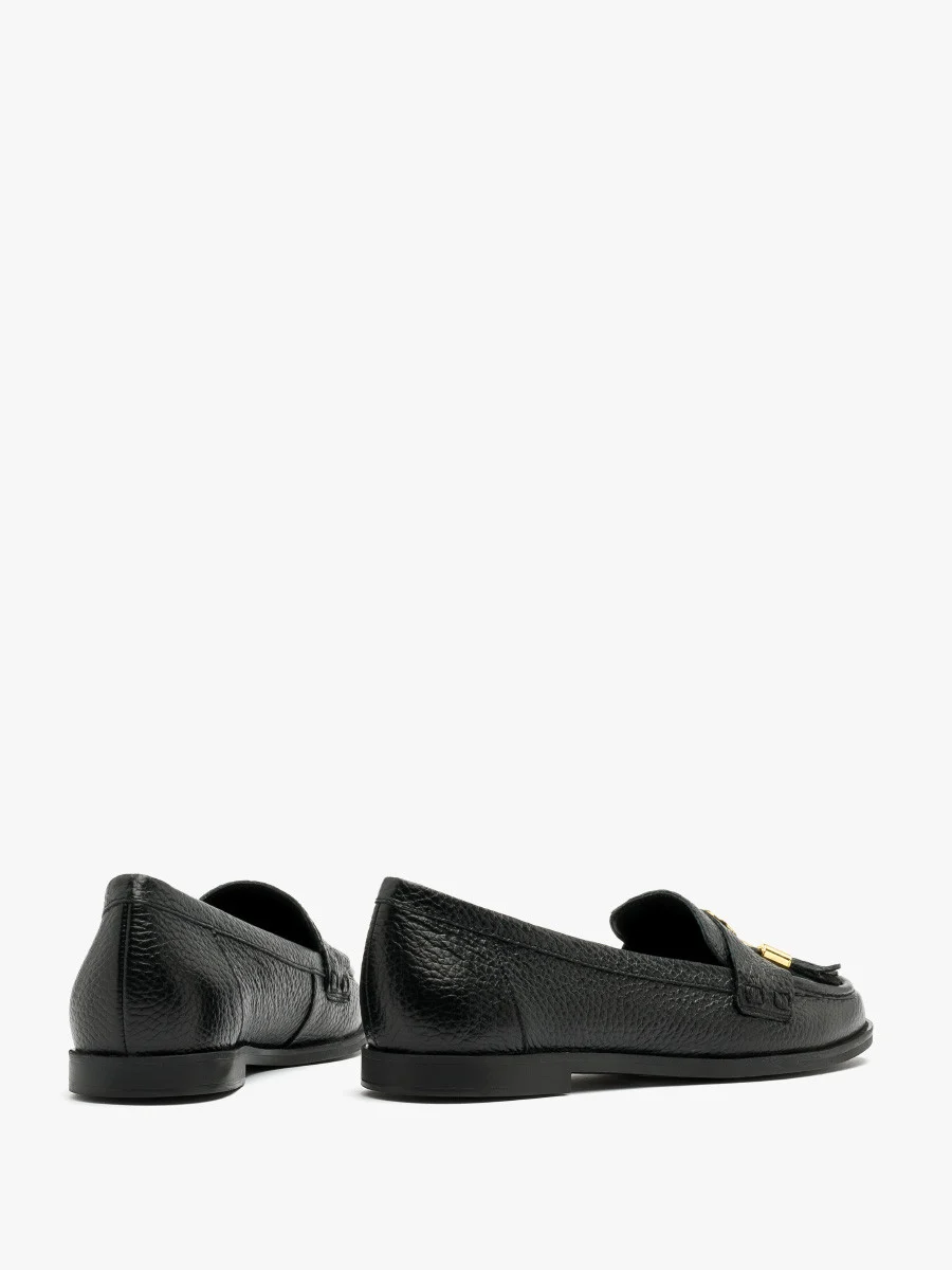 Czarne mokasyny ze złotą ozdobą
