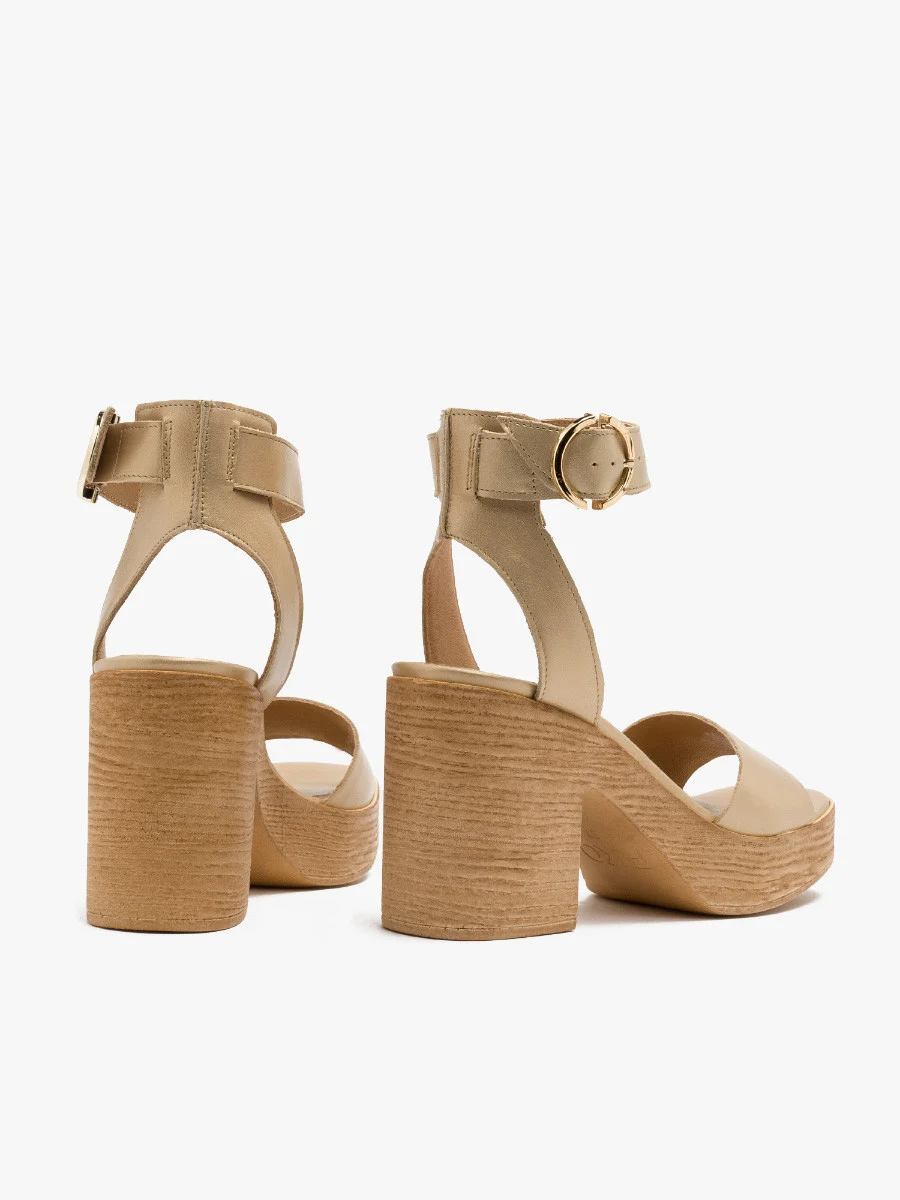 Złote sandały na balu