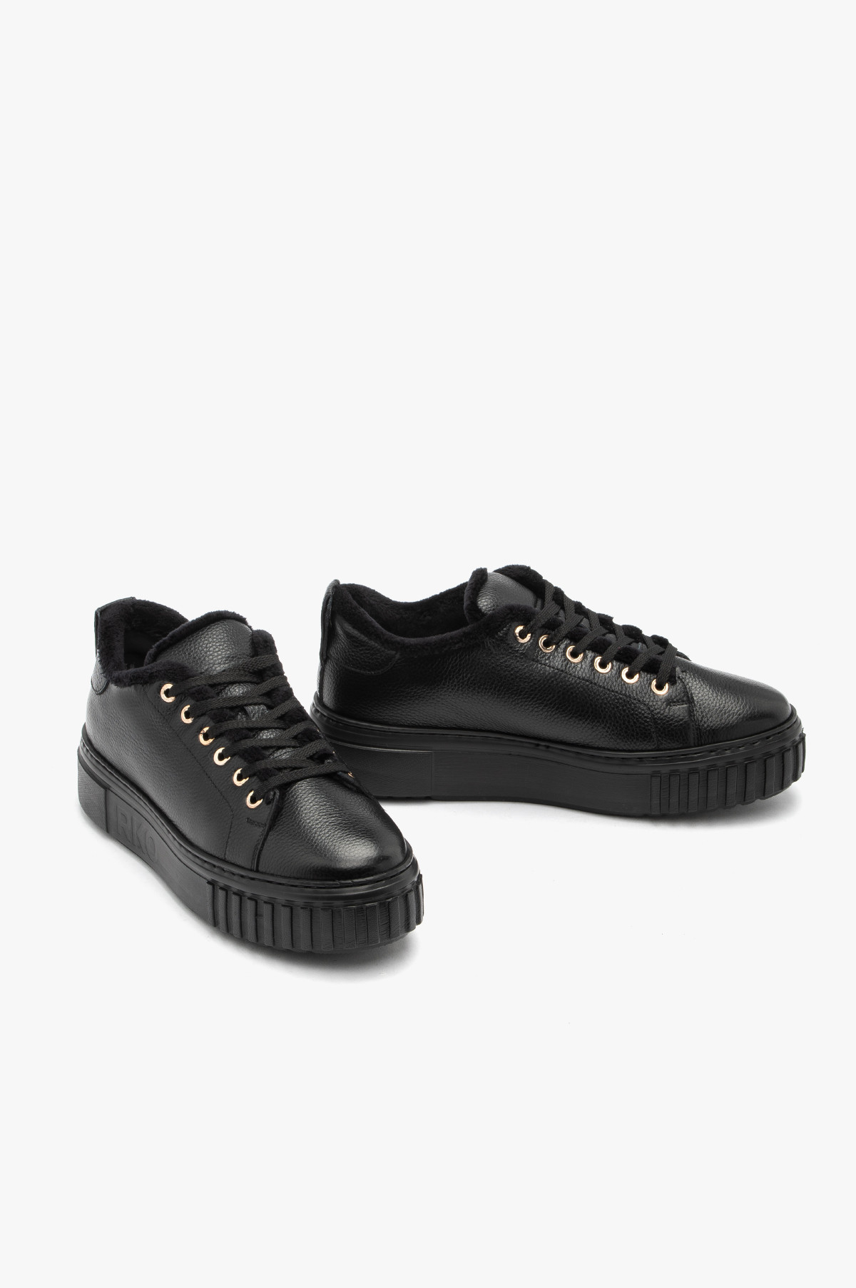 Ocieplane półbuty sportowe w czarnym kolorze