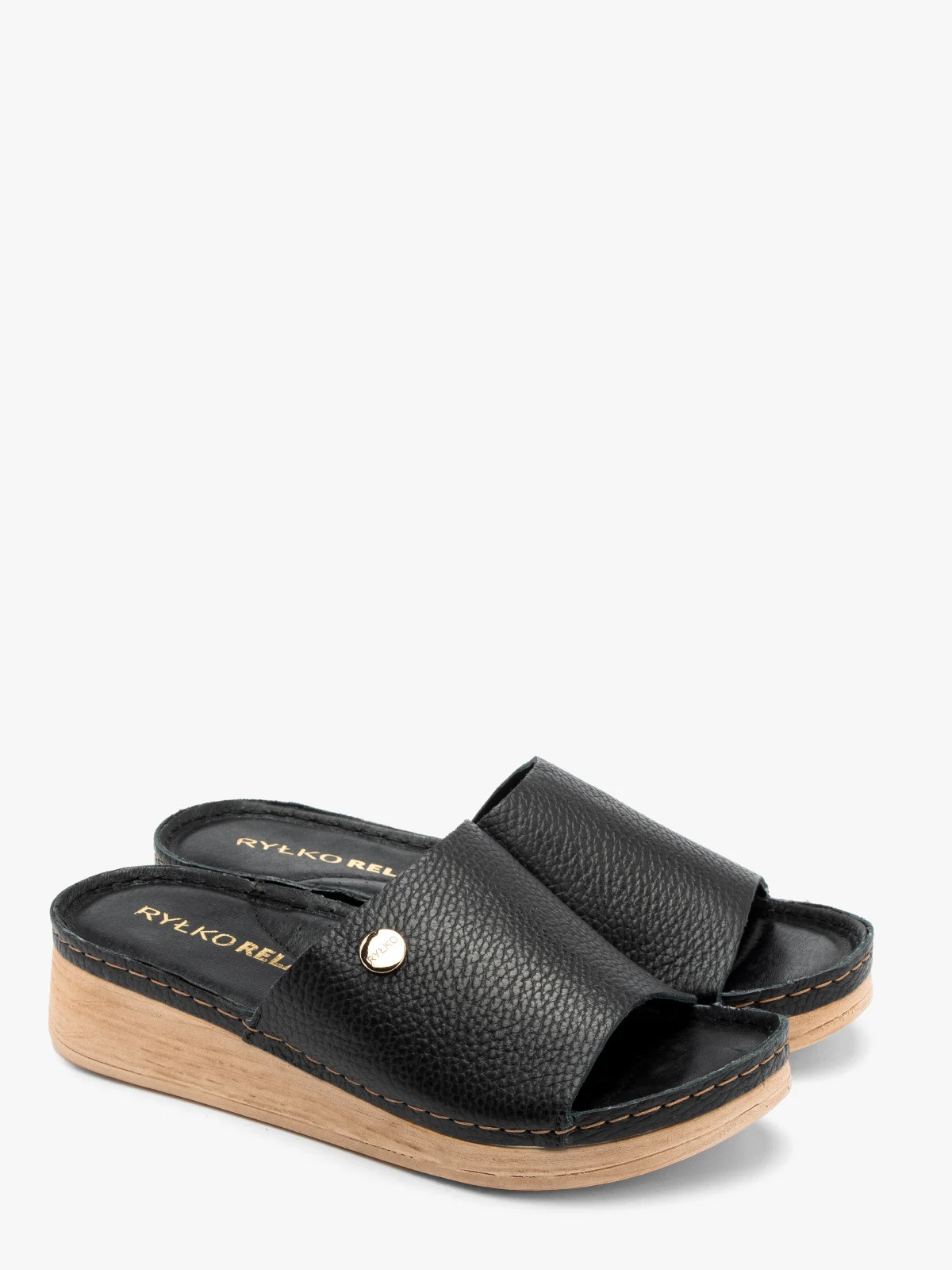 Czarne klapki na beżowej, niskiej platformie