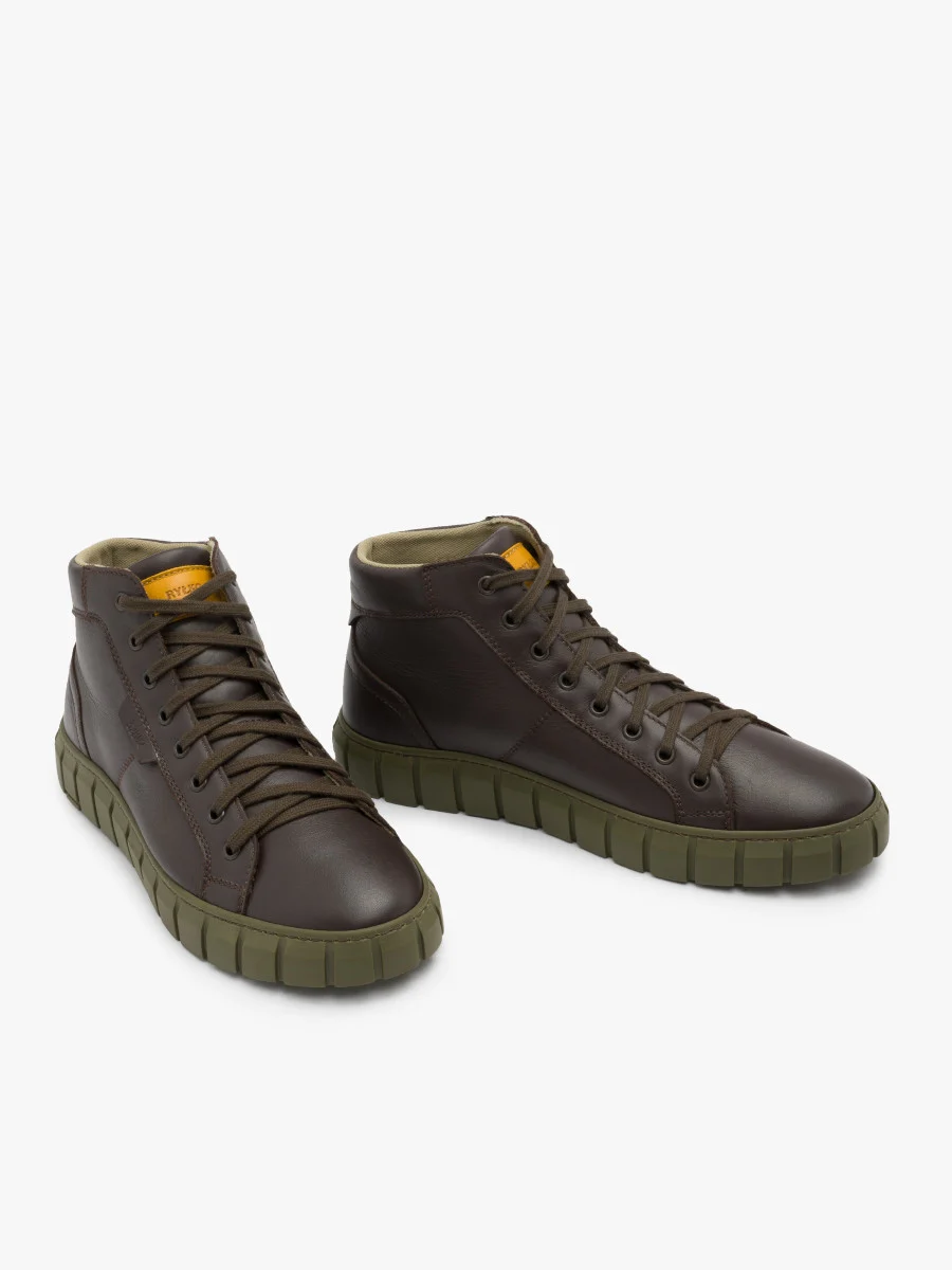 Brązowe trzewiki z żółtą wstawką