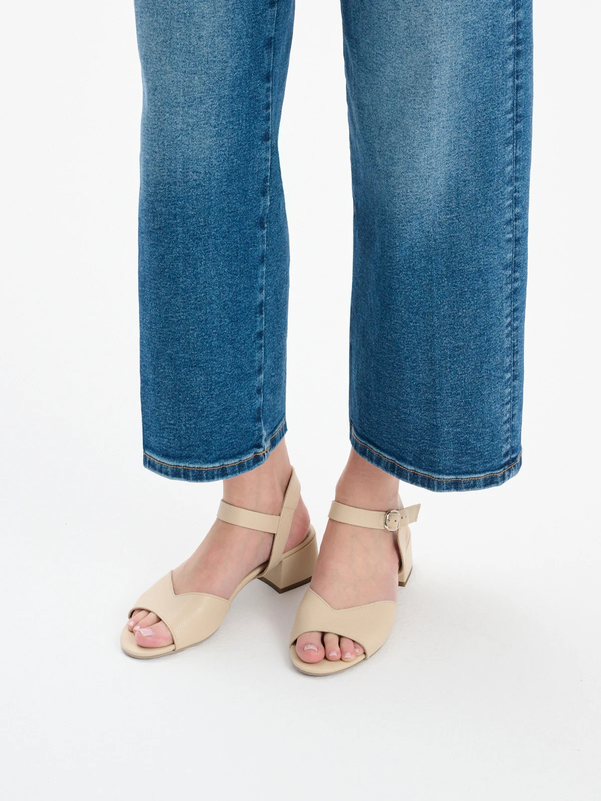 Beżowe sandały na niskim obcasie