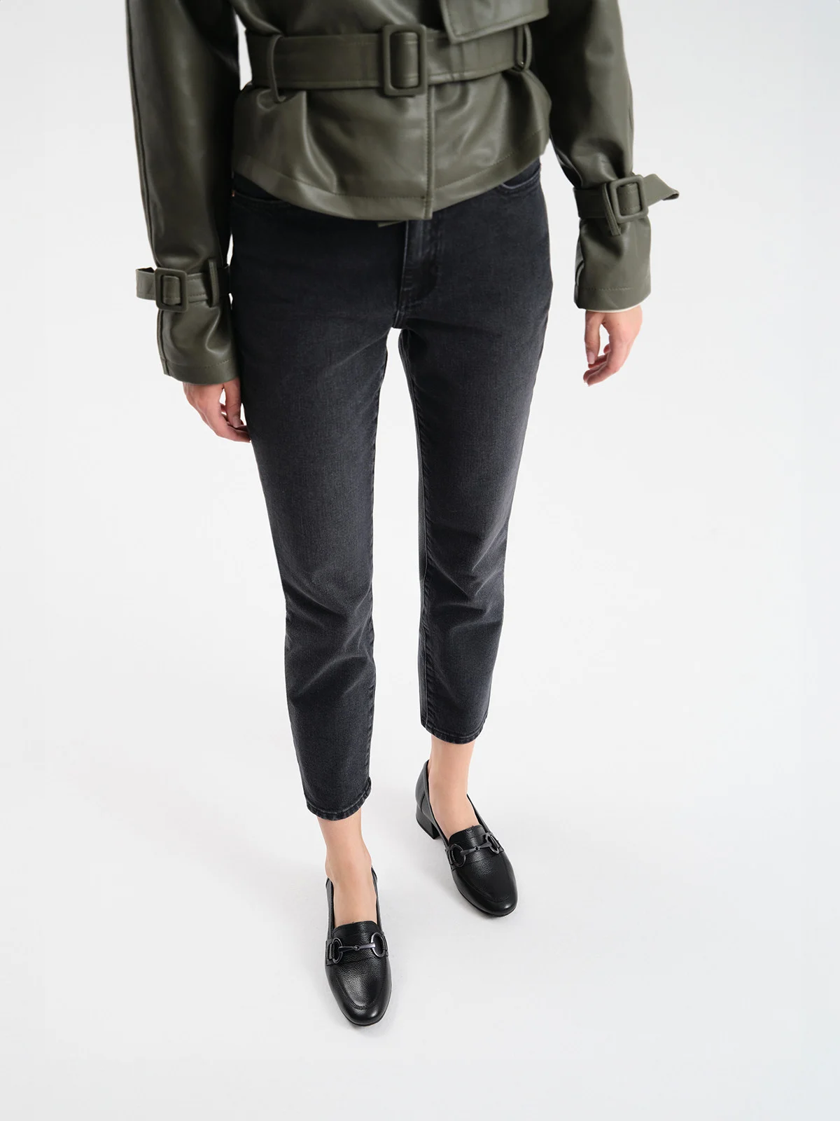 Czarne mokasyny na niskim obcasie