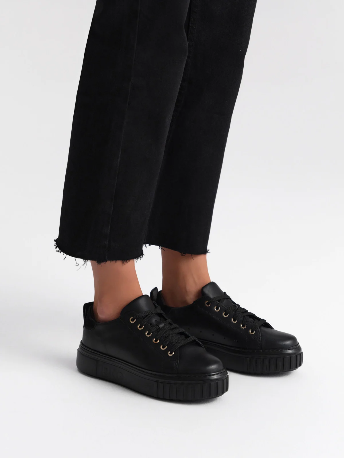 Czarne półbuty sportowe ze złotymi detalami na grubej podeszwie