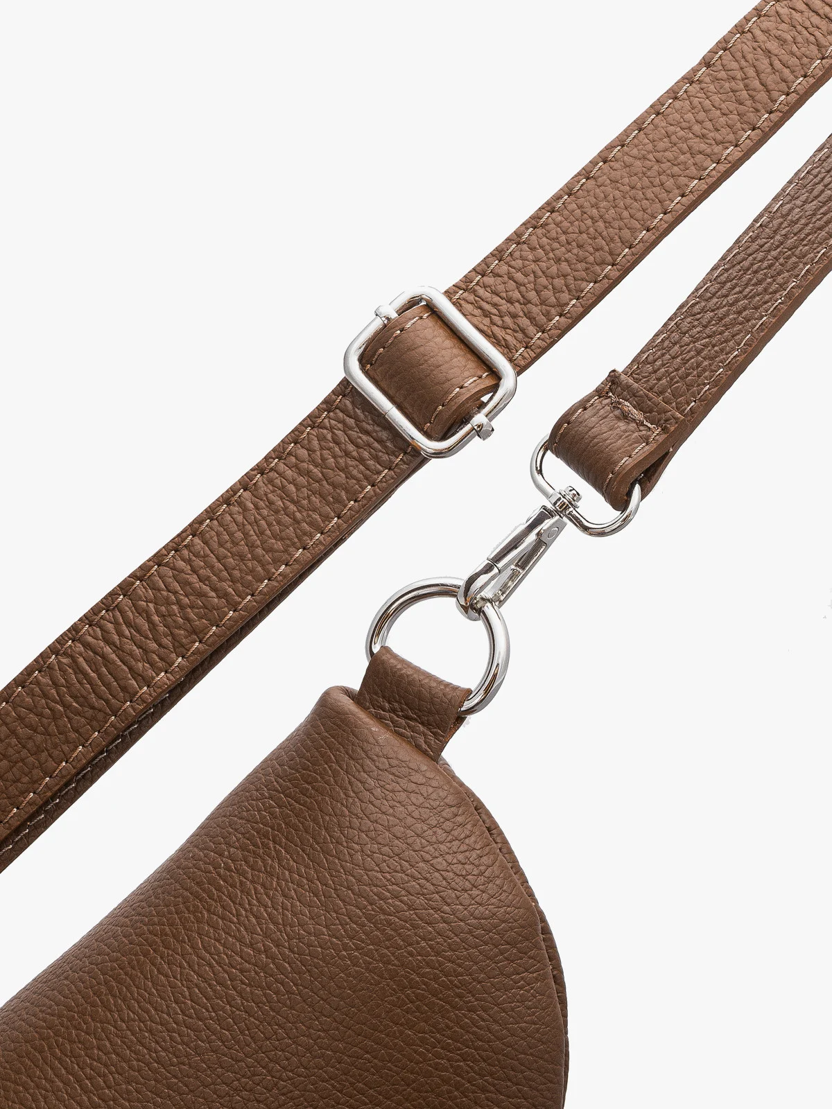 Brązowa torebka typu nerka z frędzlem