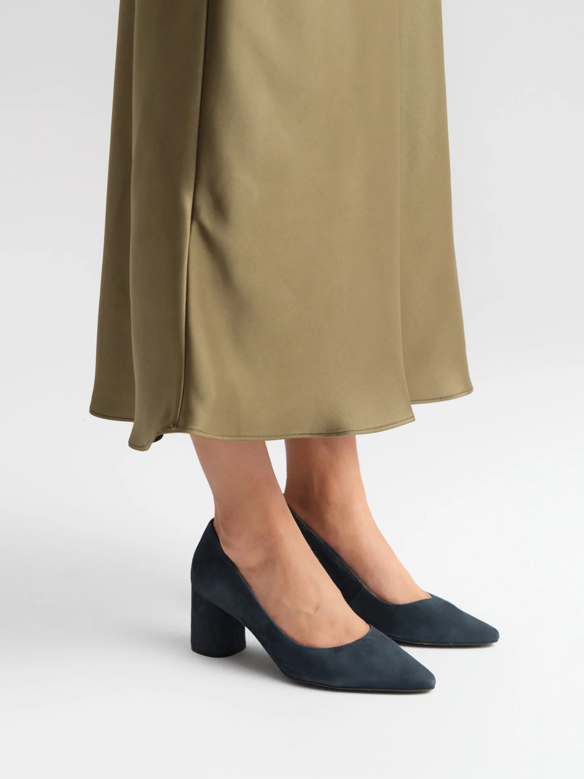 Zielone czółenka na okrągłym słupku