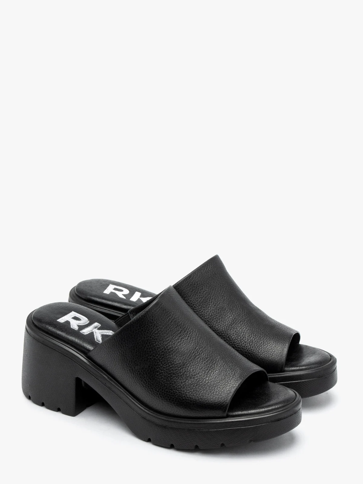 Czarne klapki na lekkiej platformie