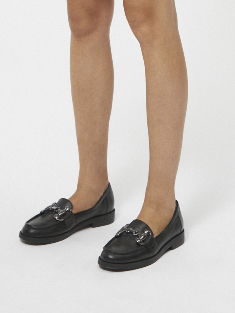Czarne mokasyny z ozdobą