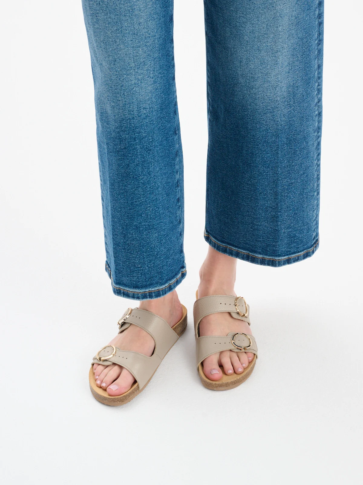 Beżowe klapki ze złotymi sprzączkami