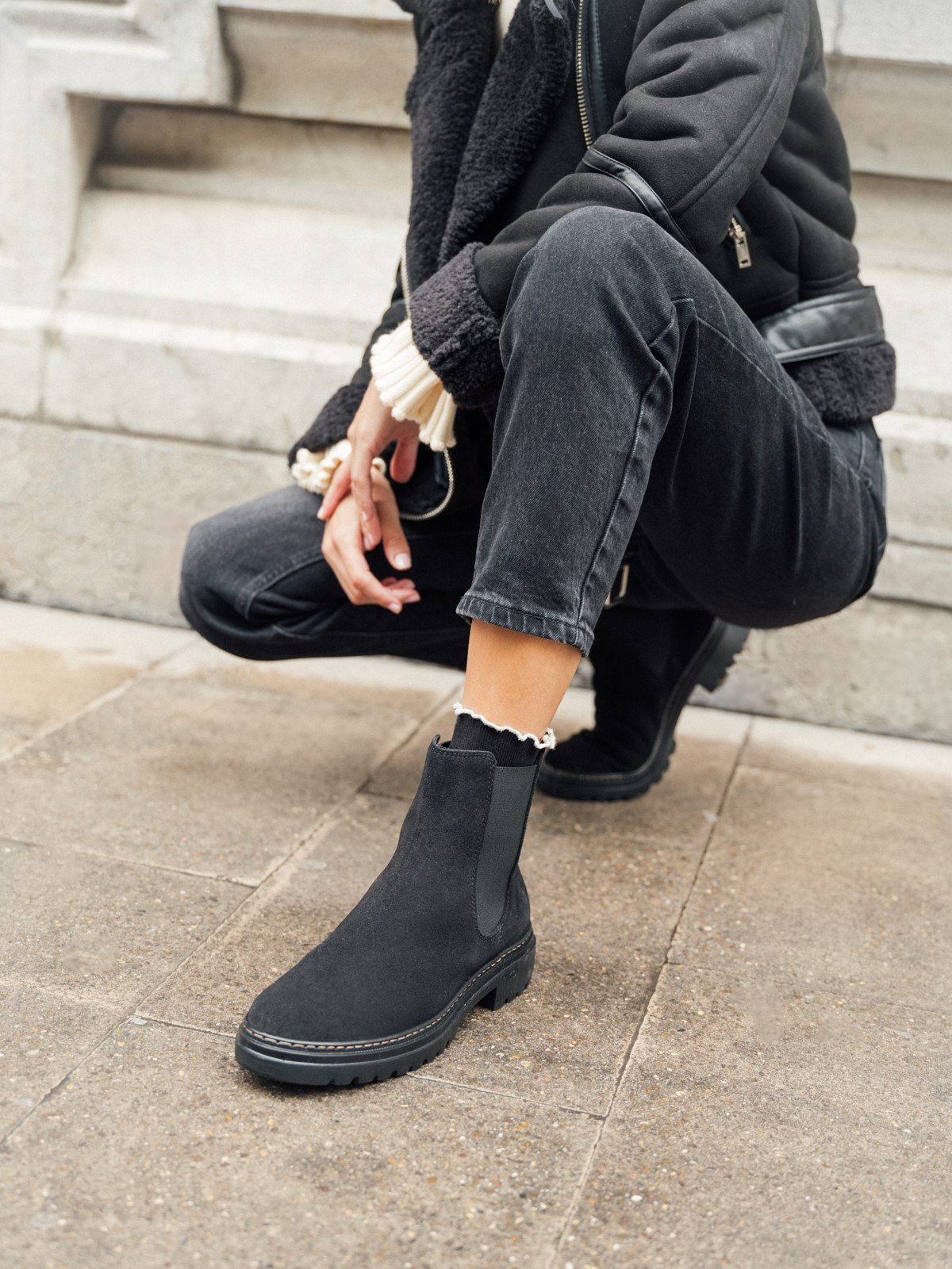 Czarne, welurowe sztyblety na lekkim spodzie