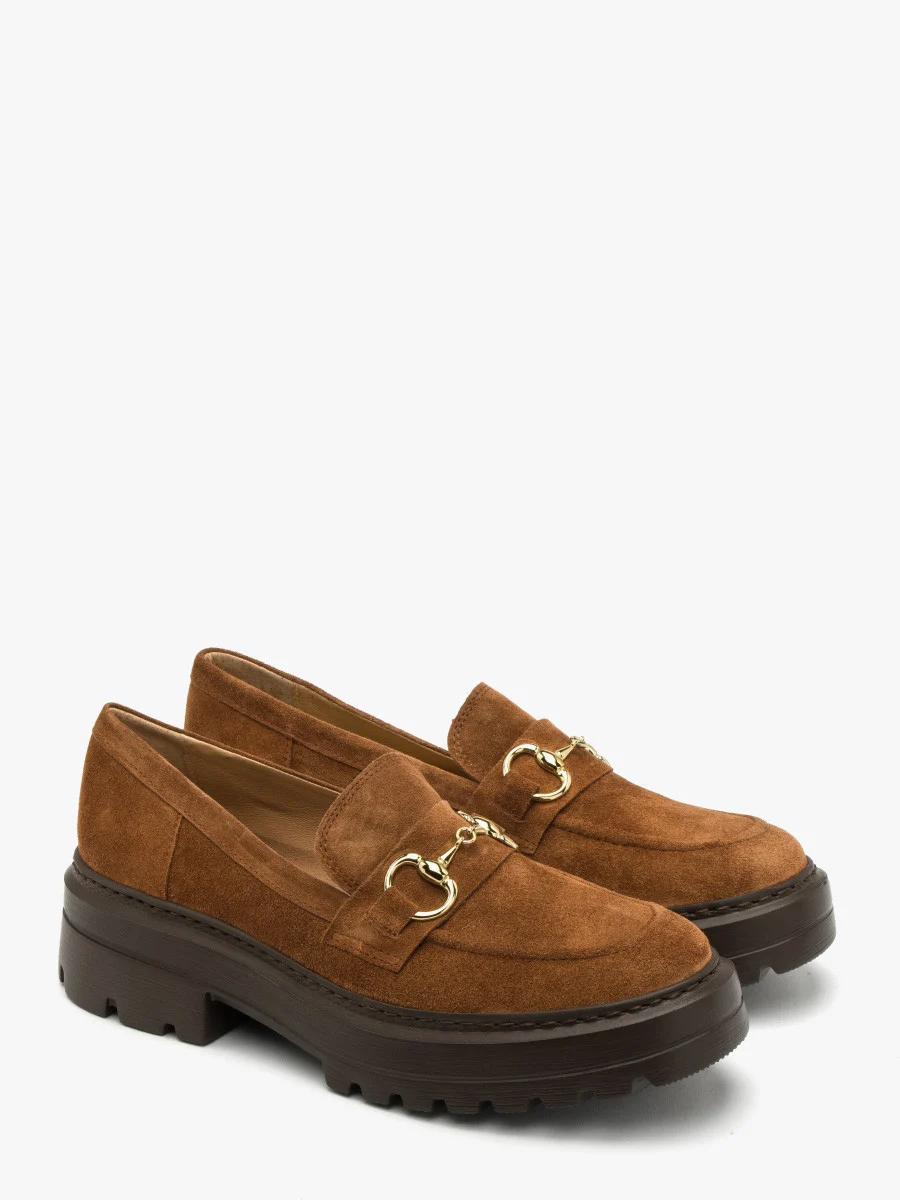 Rude mokasyny ze złotą ozdobą