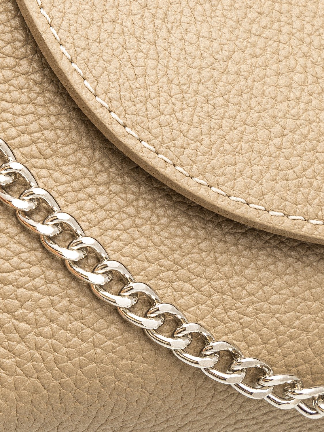 Ciemnobeżowa torebka z łańcuszkiem