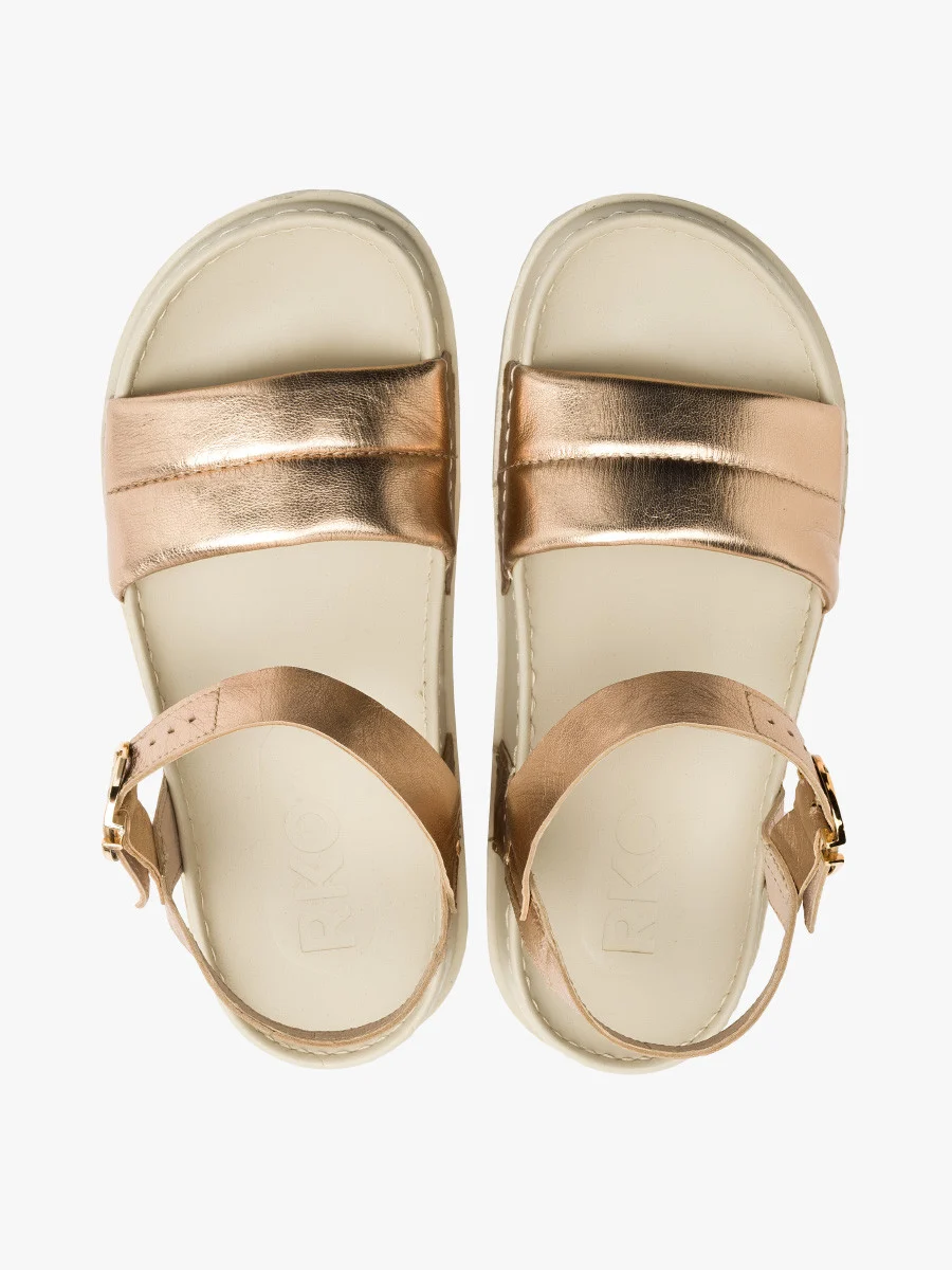 Platynowe sandały ze złotą sprzączką