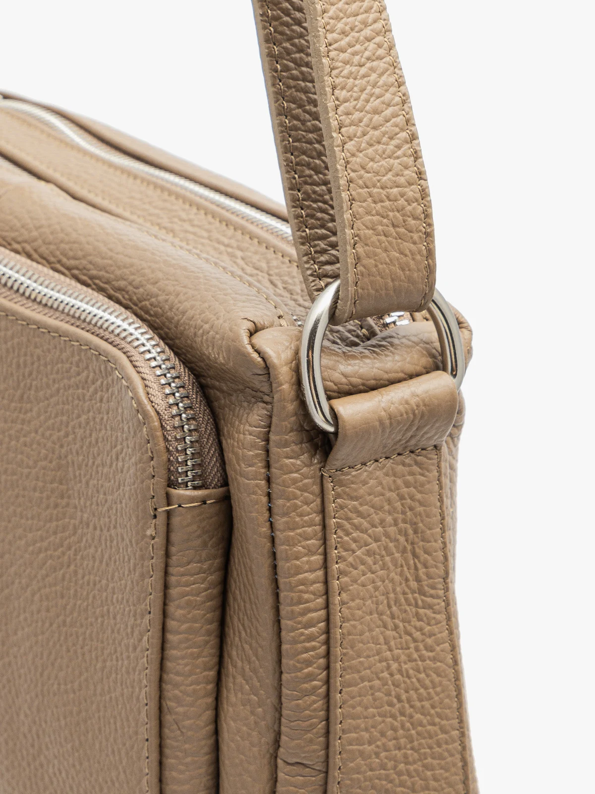 Beżowa torebka średniej wielkości